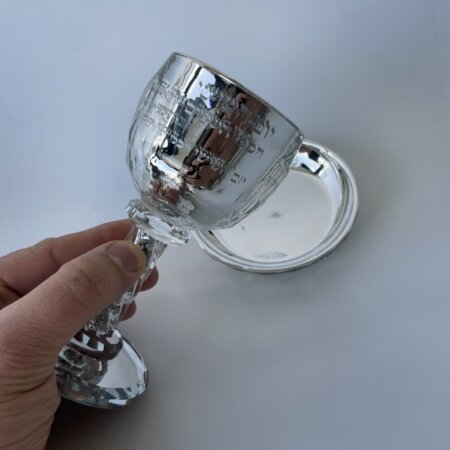 גביע קידוש קריסטל צבע כסף  "קידוש- יום השישי" במילוי אבנים כסף