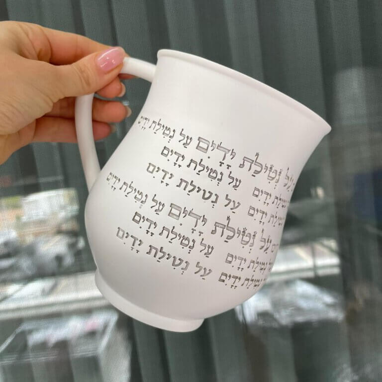 נטלה בגוון לבן