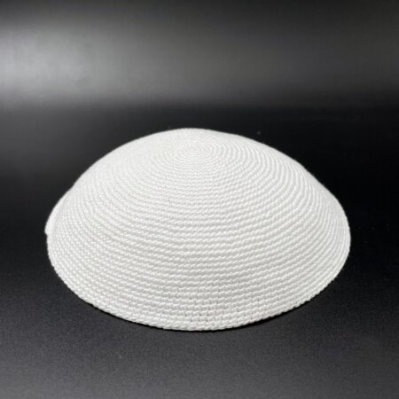 כיפה סרוגה עבודת יד צבע לבן- DMC