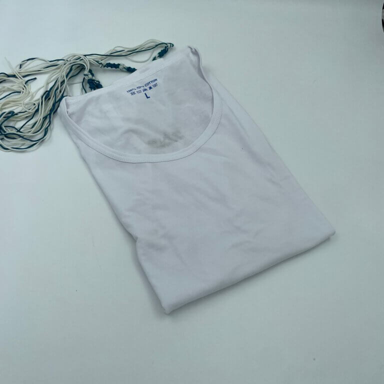 ציצית גופיה 100% כותנה עם פתיל תכלת ורקמת שם