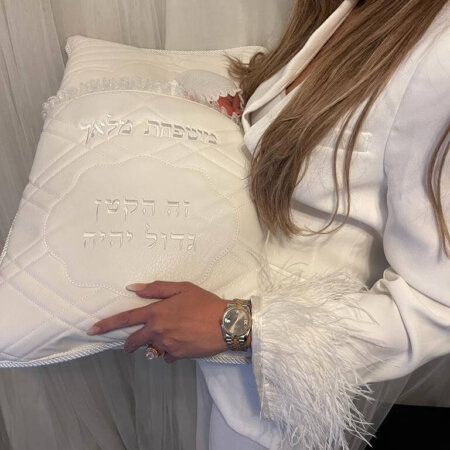 כרית לטבעות קלאסי בעיצוב אישי- רקמה בזהב