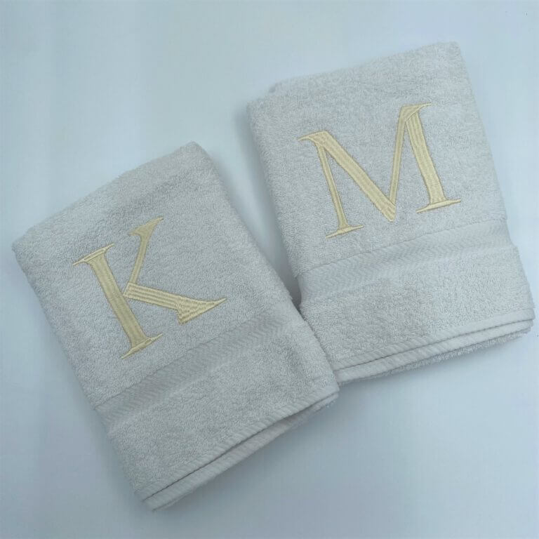 מגבת גוף עם רקמת שם מגבת גוף עם רקמת שם