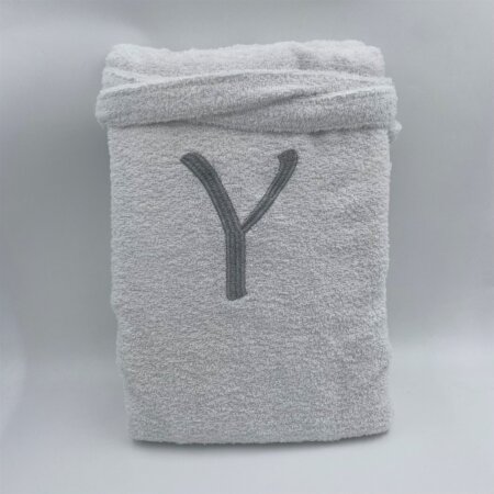 חלוק עם רקמה של אות