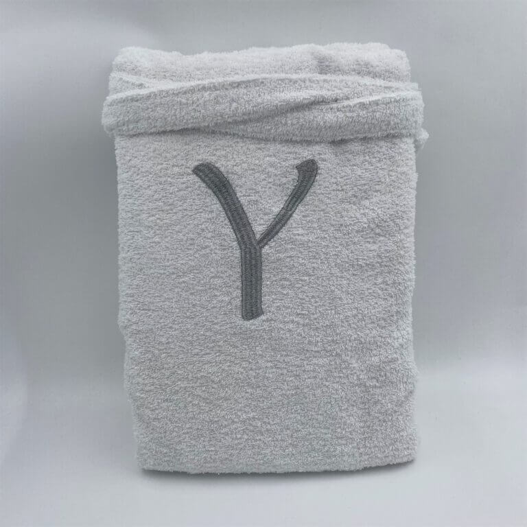 חלוק עם רקמה של אות