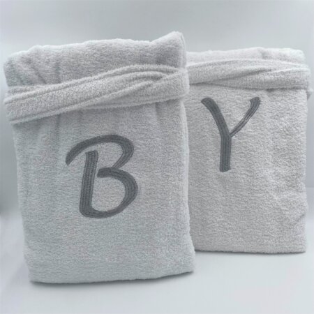 חלוק עם רקמה של אות