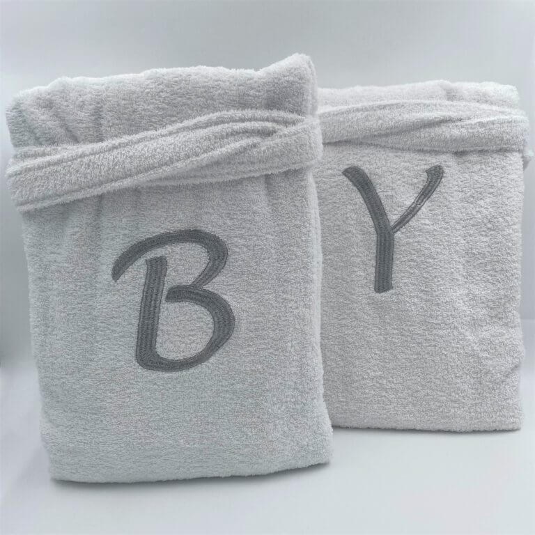 חלוק עם רקמה של אות חלוק עם רקמה של אות