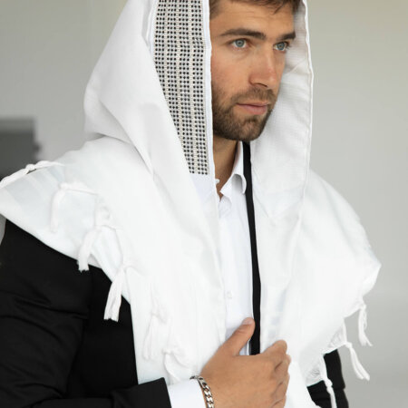 טלית אור חתנים- עטרה סברובסקי נקודות שחורות