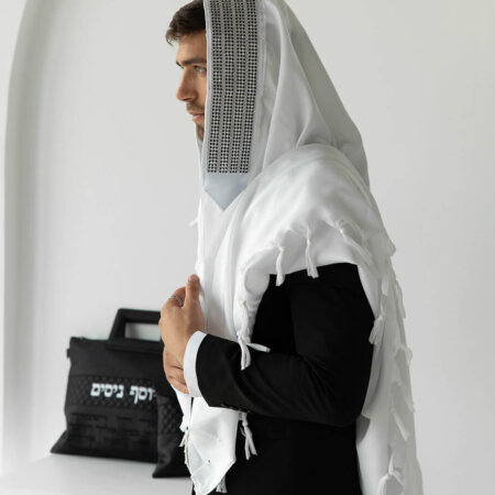 טלית אור חתנים- עטרה סברובסקי נקודות שחורות