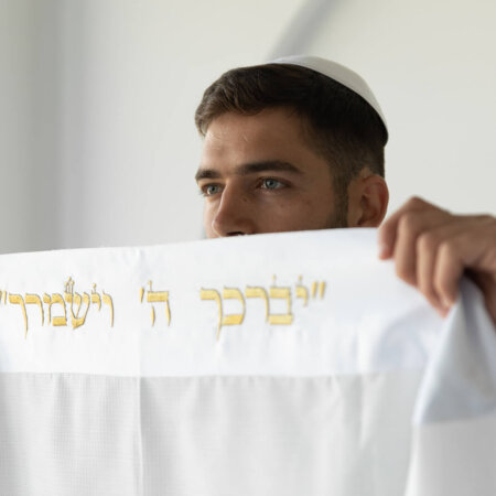 טלית אור חתנים- עטרה סאטן בצבע לבן "יברכך" זהב