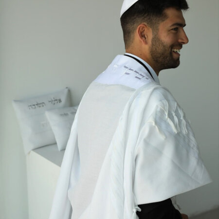 טלית אור חתנים- עטרה סאטן בצבע לבן "יברכך" לבן