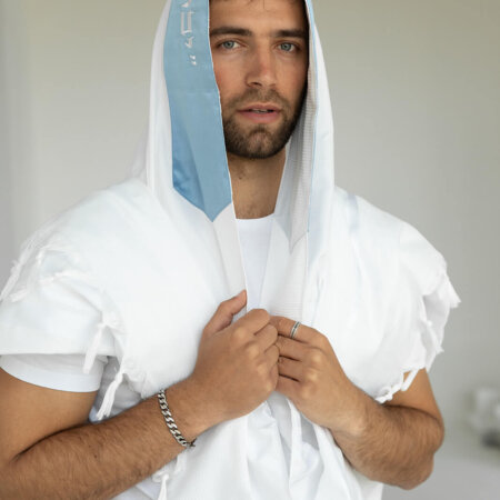 טלית אור חתנים- עטרה סאטן בצבע תכלת "יברכך"