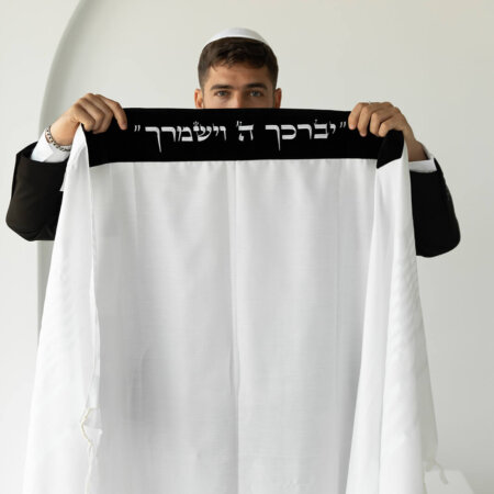 טלית אור חתנים- עטרה קטיפה בצבע שחור "יברכך"