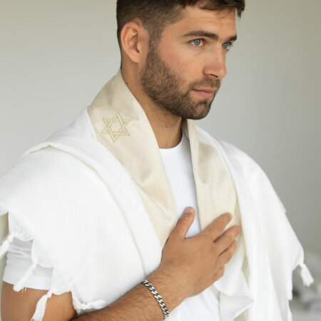 טלית צמר- עטרה ג'מס בצבע שמנת 2 מגן דוד טלית צמר- עטרה ג'מס בצבע שמנת 2 מגן דוד