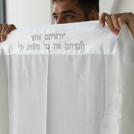 100% צמר- עטרה סטן לבן "מצוות ה'" 100% צמר- עטרה סטן לבן "מצוות ה'"