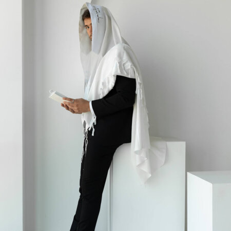 טלית צמר- עטרה סאטן בצבע לבן "יברכך" + שם