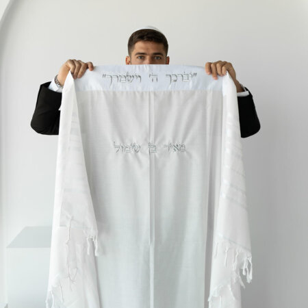 טלית צמר- עטרה סאטן בצבע לבן "יברכך" + שם טלית צמר- עטרה סאטן בצבע לבן "יברכך" + שם
