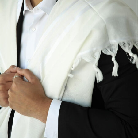 טלית צמר- עטרה סאטן בצבע לבן "אשר קידשנו"