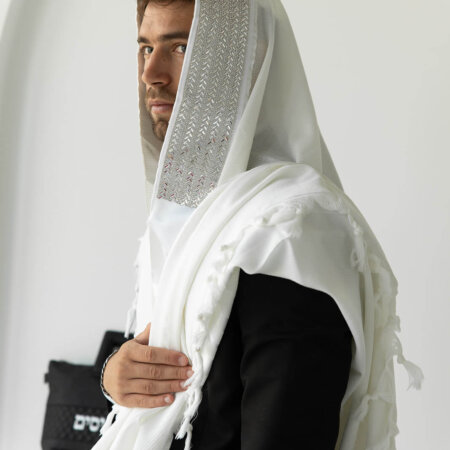 טלית צמר- עטרה סברובסקי משולש טלית צמר- עטרה סברובסקי משולש