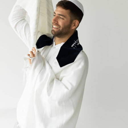 טלית צמר- עטרה קטיפה בצבע כחול "להתעטף"