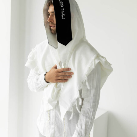 טלית צמר- עטרה קטיפה בצבע שחור "אשר קידשנו"