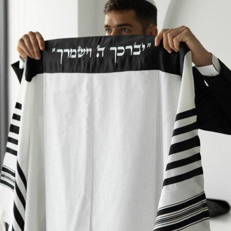 טלית צמר- עטרה סאטן בצבע שחור "יברכך" טלית צמר- עטרה סאטן בצבע שחור "יברכך"