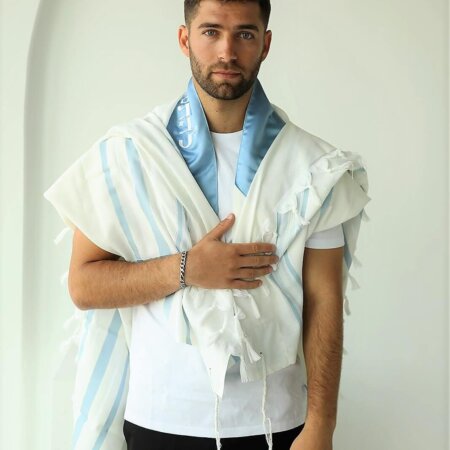 טלית צמר- עטרה סאטן בצבע תכלת "להתעטף" טלית צמר- עטרה סאטן בצבע תכלת "להתעטף"