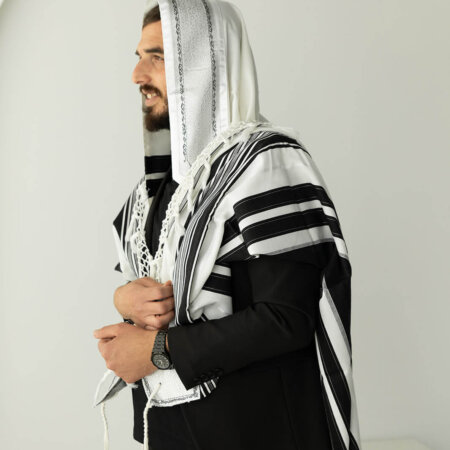 טלית תמנית- 100% צמר+פתילים בעבודת יד טלית תמנית- 100% צמר+פתילים בעבודת יד