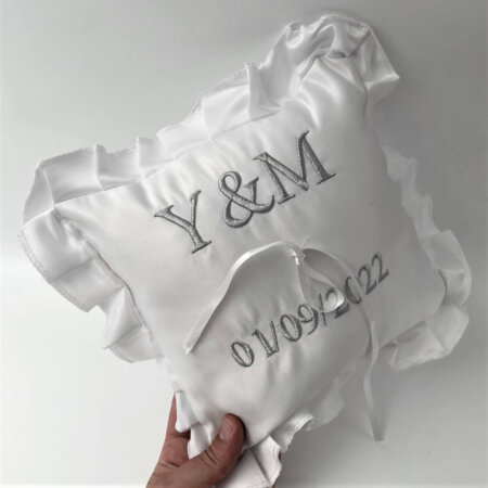 כרית לטבעות קלאסי בעיצוב אישי- רקמה בכסף