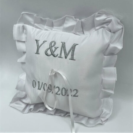 כרית לטבעות קלאסי בעיצוב אישי- רקמה בכסף כרית לטבעות קלאסי בעיצוב אישי- רקמה בכסף