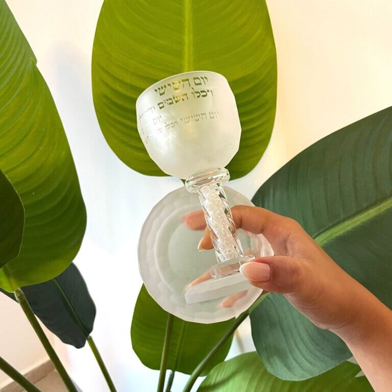 גביע קידוש קריסטל חלבי "קידוש- יום השישי"