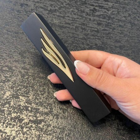 בית מזוזה בטון צבע שחור 20 ס"מ | ש צבע זהב