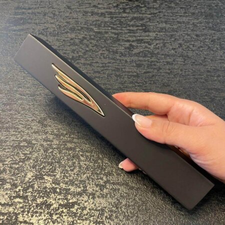 בית מזוזה בטון צבע שחור 20 ס"מ | ש צבע זהב