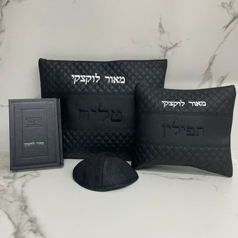 מארז כיסויים לטלית ולתפילין דגם יונתן צבע שחור + סידור קלאסי וכיפה מארז כיסויים לטלית ולתפילין דגם יונתן צבע שחור + סידור קלאסי וכיפה