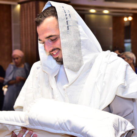 טלית אור חתנים- עטרה דמוי פשתן בצבע שמנת "יברכך" כסף