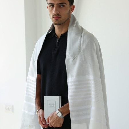 טלית אור חתנים- עטרה סאטן בצבע אפור "יברכך" לבן