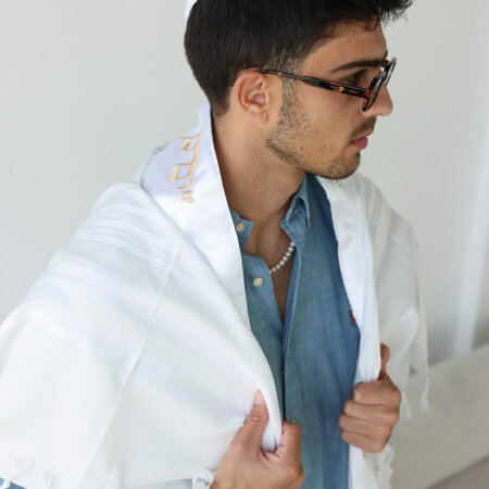 טלית אור חתנים- עטרה סאטן לבן "יברכך" שמנת רוז