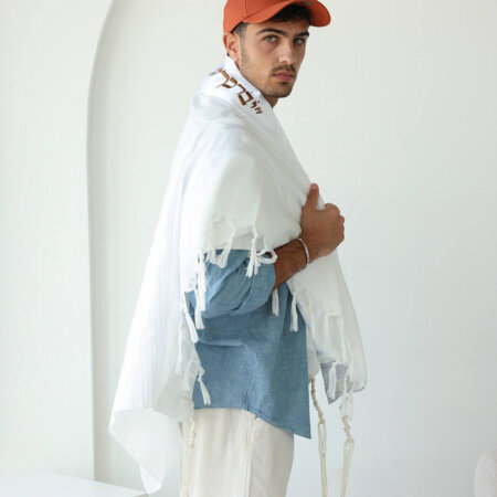 טלית אור חתנים- עטרה סאטן לבן "יברכך" חום