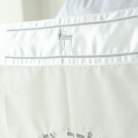 טלית אור חתנים- עטרה סאטן בצבע לבן ומגן דוד כחול