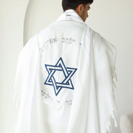 טלית אור חתנים- עטרה סאטן בצבע לבן ומגן דוד כחול