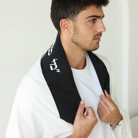 טלית אור חתנים- עטרה דמוי פשתן בצבע שחור "מי כמכה" לבן