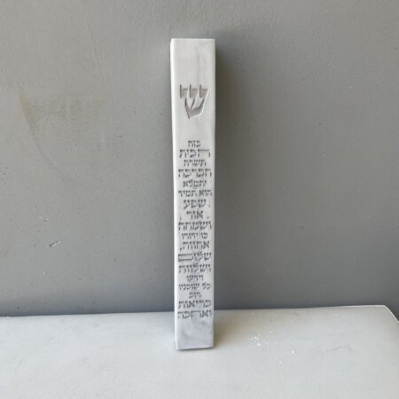 בית מזוזה ברכת הבית צבע לבן שיש 25 ס״מ בית מזוזה ברכת הבית צבע לבן שיש 25 ס״מ
