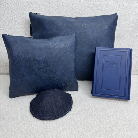 מארז כיסויים לטלית ולתפילין דגם יונתן חלק צבע כחול +סידור קלאסי וכיפה