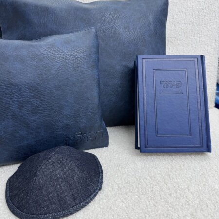 מארז כיסויים לטלית ולתפילין דגם יונתן חלק צבע כחול +סידור קלאסי וכיפה