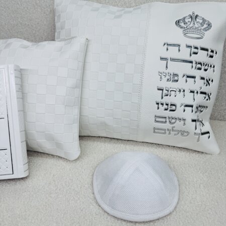 מארז כיסויים לטלית ולתפילין דגם "הילטון" צבע לבן+סידור קלאסי וכיפה