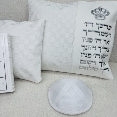 מארז כיסויים לטלית ולתפילין דגם "הילטון" צבע לבן+סידור קלאסי וכיפה