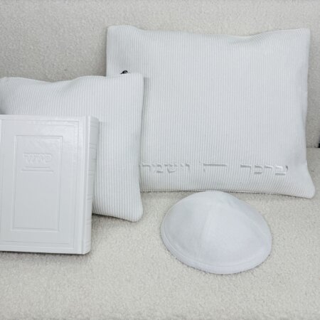 מארז כיסויים לטלית ולתפילין דגם "קרגו" צבע לבן+סידור קלאסי וכיפה