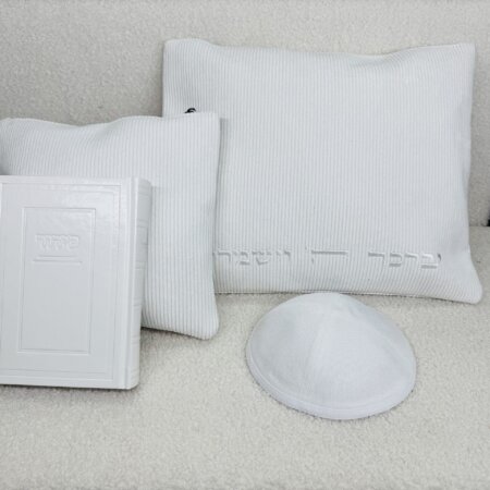 מארז כיסויים לטלית ולתפילין דגם "קרגו" צבע לבן+סידור קלאסי וכיפה