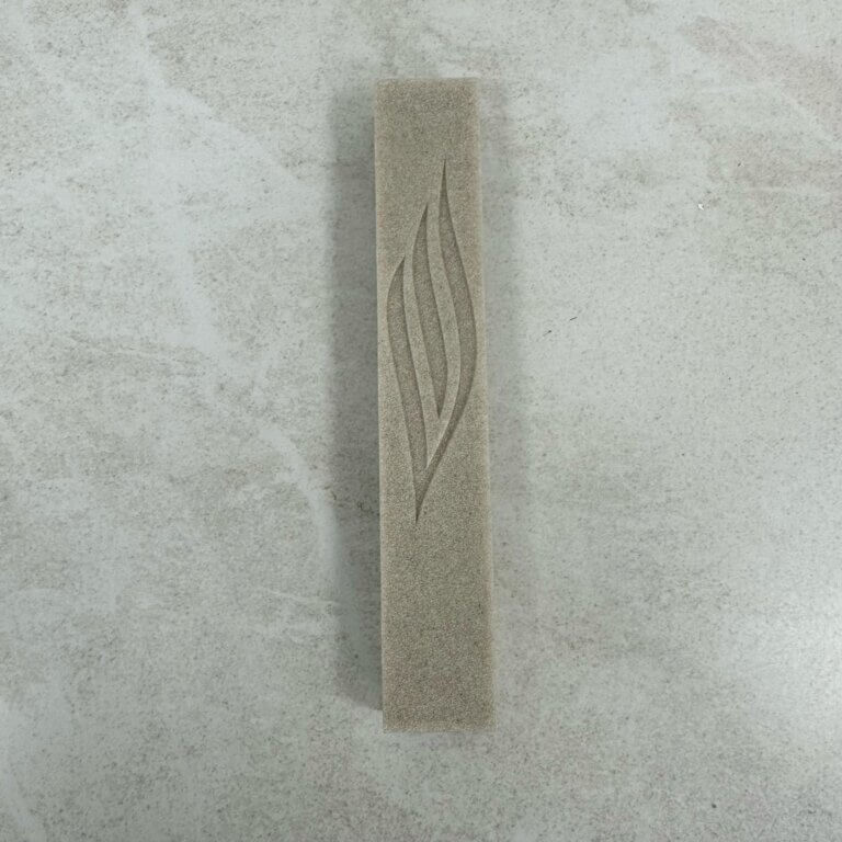 מזוזה בטון בצבע בז גודל 20 ס״מ