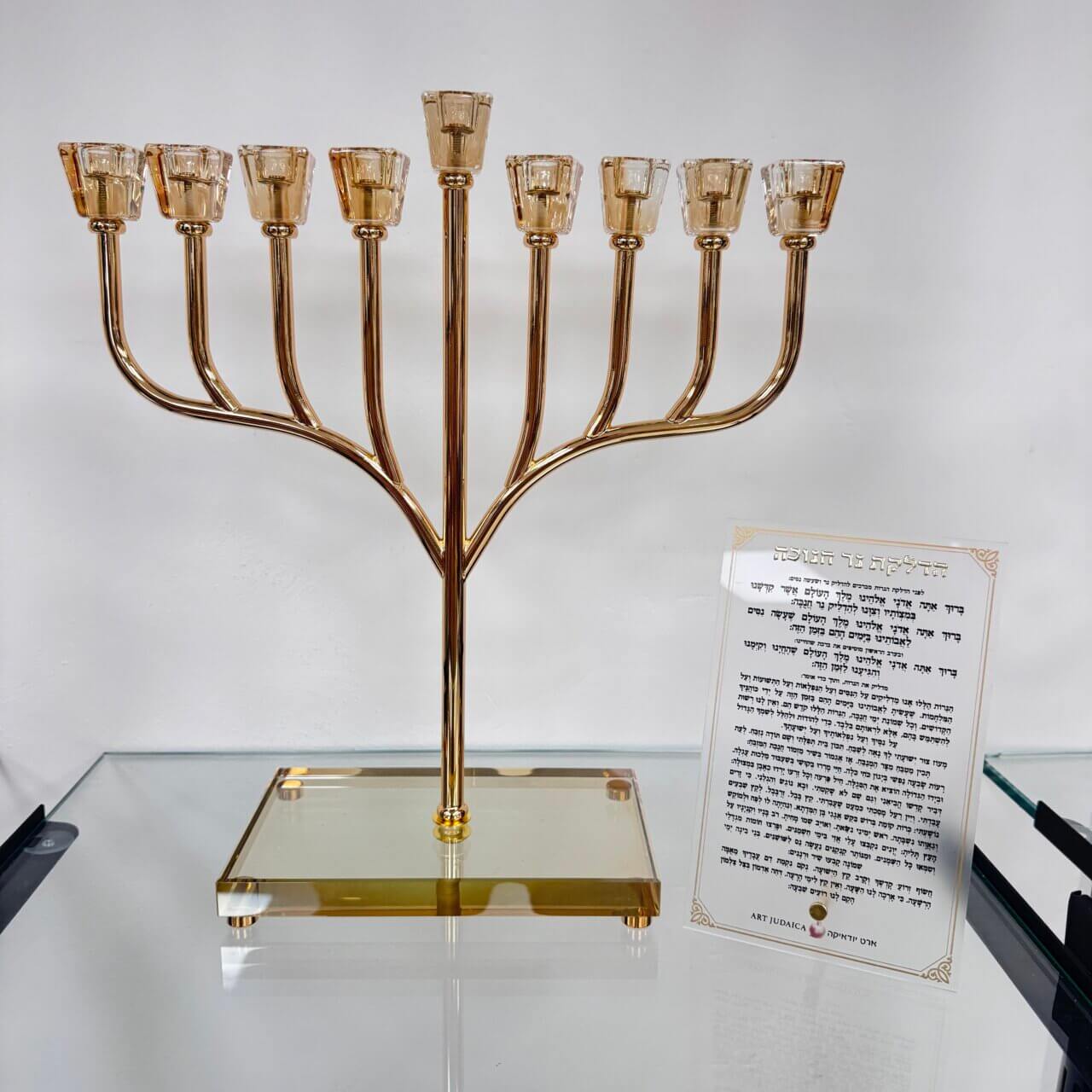 חנוכיית זהב "נס האור" מגיע עם ברכון פרספקט