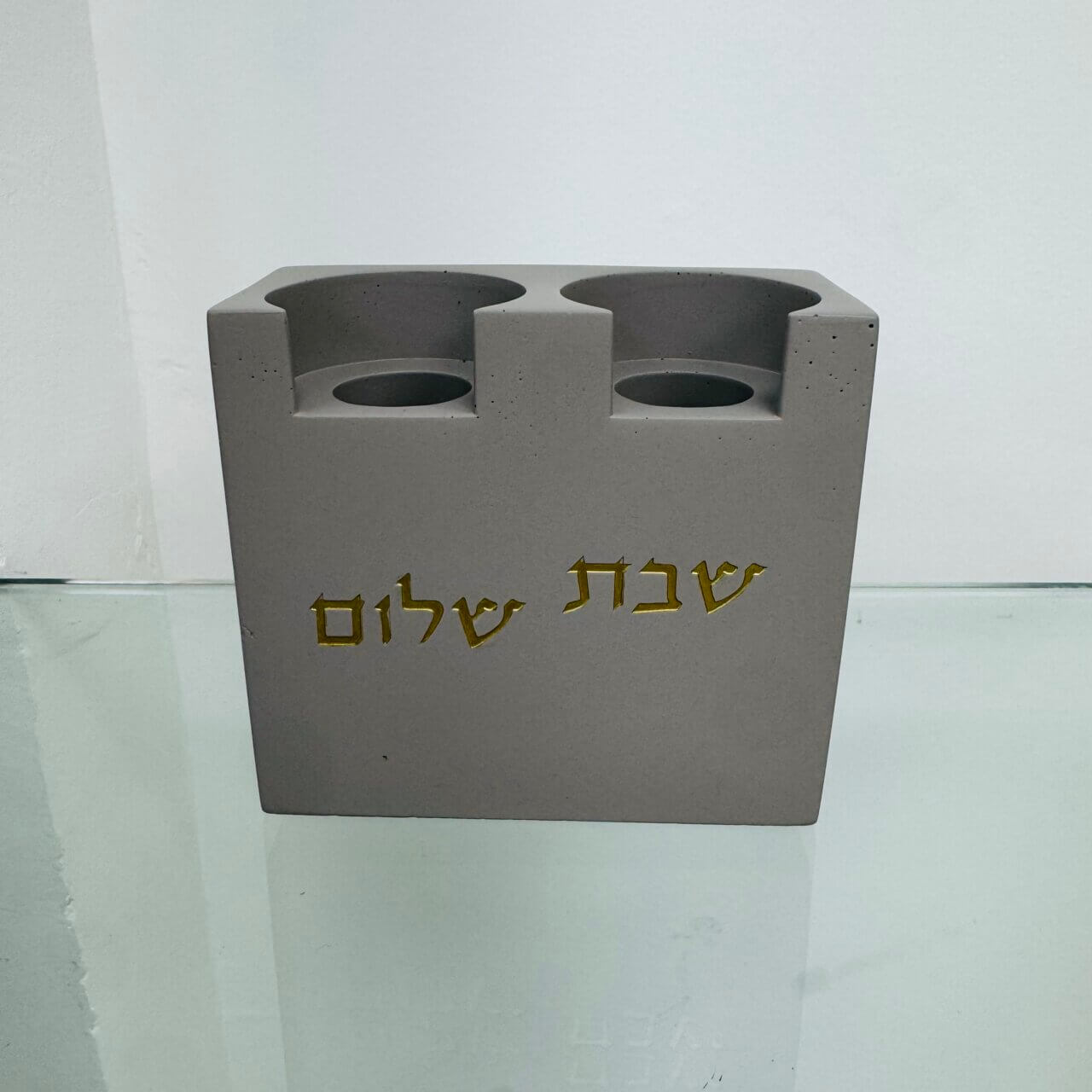 מעמד פמוטי בטון אפור